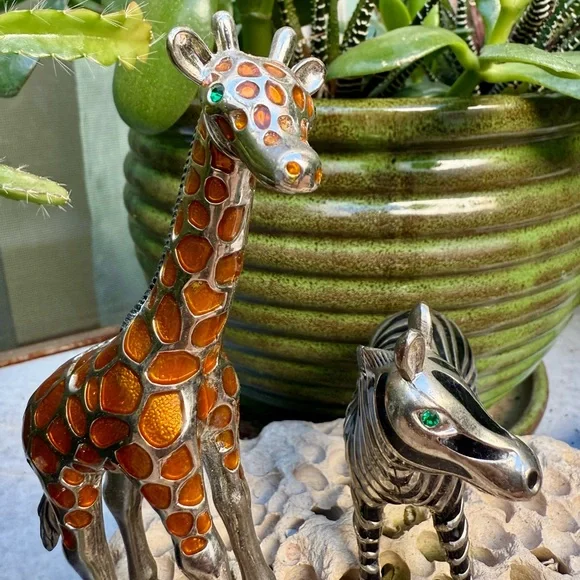 Godinger - Adorable Safari Giraffe and Zebra Salt/Pepper Shakers - Picture 3 of 7